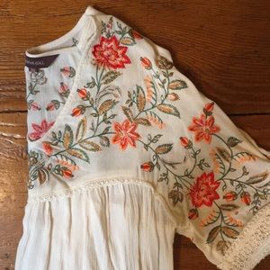 ANTHROPOLOGIE floral embroidered detail blouse